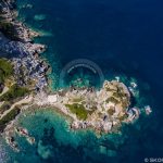 Foto aerea della caverna di Agios Ioannis delle spiagge di Skopelos