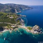 Foto aerea della caverna di Agios Ioannis delle spiagge di Skopelos