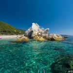 חופי Skopelos חוף ארמופטרה. נוף לים