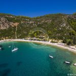 Foto aérea da praia de Skopelos Praias Limnonari