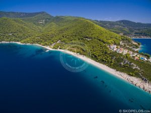 Foto aerea della spiaggia di Milia Beach delle spiagge di Skopelos