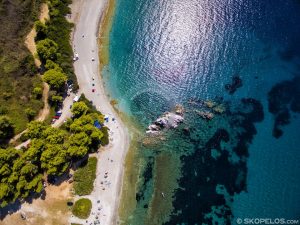 Foto aerea della spiaggia di Milia Beach delle spiagge di Skopelos