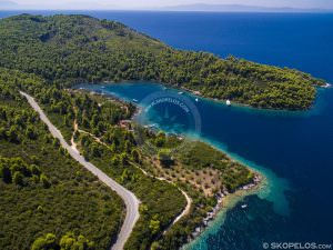 Skopelos Blo Cove, Skopelos Panormos, menossa skopelosiin