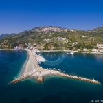 Foto aérea do porto de Skossaelos portos Glossa Loutraki