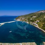 Puertos de Skopelos Foto aérea del puerto de Glossa Loutraki