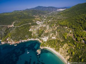 Foto aerea del villaggio di Skopelos Stafilos