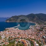 Foto aerea della città di Skopelos