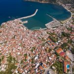 Letecká fotografie města Skopelos