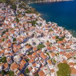 Foto aérea de la ciudad de Skopelos