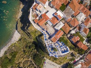 Foto aérea da cidade de Skopelos