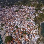Въздушна снимка на градско пристанище Скопелос