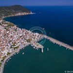Foto aerea del porto della città di Skopelos