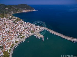 Въздушна снимка на градско пристанище Скопелос