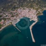 Foto aérea del puerto de la ciudad de Skopelos