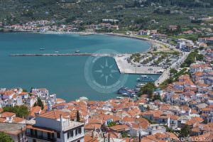 Photo aérienne du port du village de Skopelos