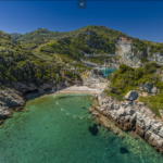 Skopelos com Ai Giannis Spilia strandstrande slegs per boot toeganklik