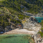 Да пляжаў Skopelos com Ai Giannis Spilia можна дабрацца толькі на лодцы