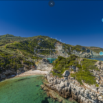 חופי החוף Skopelos com Ai Giannis Spilia נגישים רק בסירה
