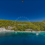 Да пляжаў Skopelos com Ekatopenintari можна дабрацца толькі на лодцы