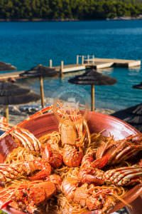 adrina taverna skopelos, langosta spaghetti skopelos, adrina taverna panormos, hotel de playa adrina