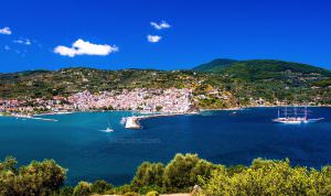 Skopelos Chora, Skopelos Hafen, vu Skiathos op Skopelos