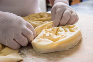 Skopelos lokale Produkte Koltsidi Nina Käsekuchen, Sommerferien Skopelos