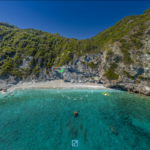 Skopelos com spiagge della spiaggia di Mavraki accessibili solo via mare