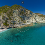 Skopelos com Mavraki პლაჟის პლაჟები ხელმისაწვდომია მხოლოდ ზღვით