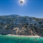 Skopelos com Sarres Sares Да пляжаў можна дабрацца толькі на лодцы