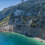 Skopelos com Sarres Sares çimərliklərinə yalnız qayıqla daxil olmaq mümkündür