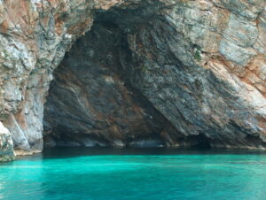 Skopelos com Cyclops Mağarası Şimali Sporades