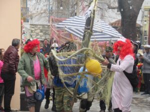Karneval v Skopelos Apokries v Skopelos Apokries zvyky v Skopelos Karneval na ostrove Skopelos Oslava karnevalu Skopelos Grécky karneval