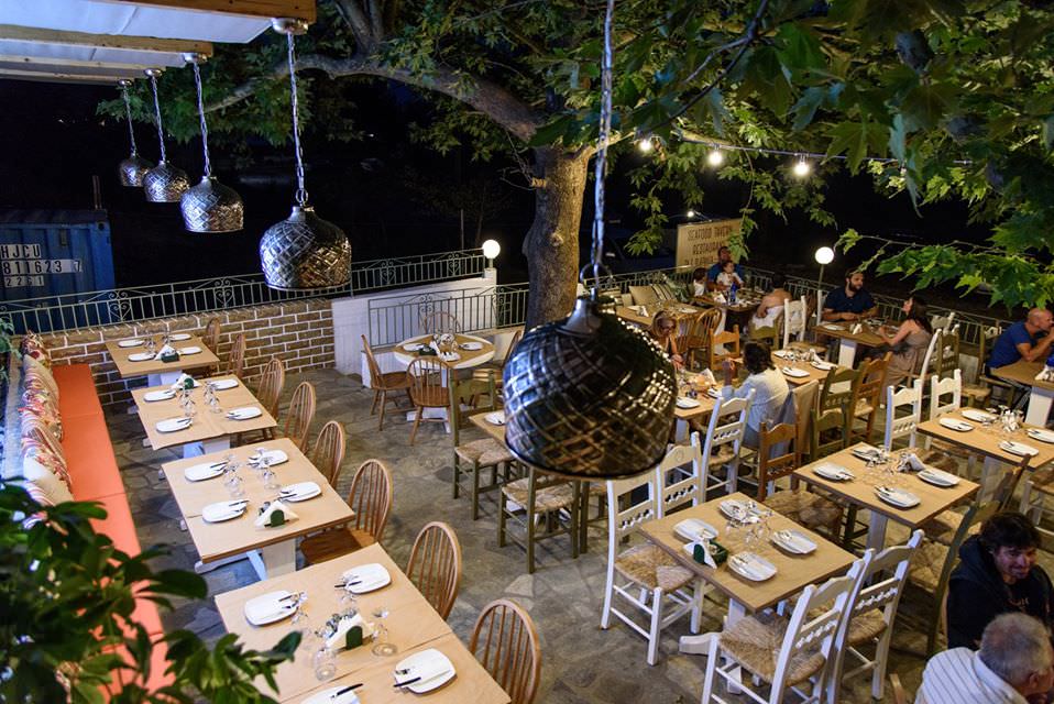 5 Πλατάνια Χόβολο Εστιατόριο