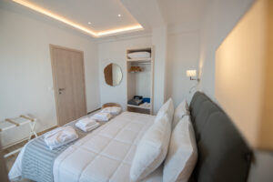 Σκόπελος Φλοίσβος Διαμερίσματα, Φλοίσβος Παραθαλάσσια Διαμερίσματα, Διαμερίσματα Στούντιος Λουτράκι, Γλώσσα, Σποραδες